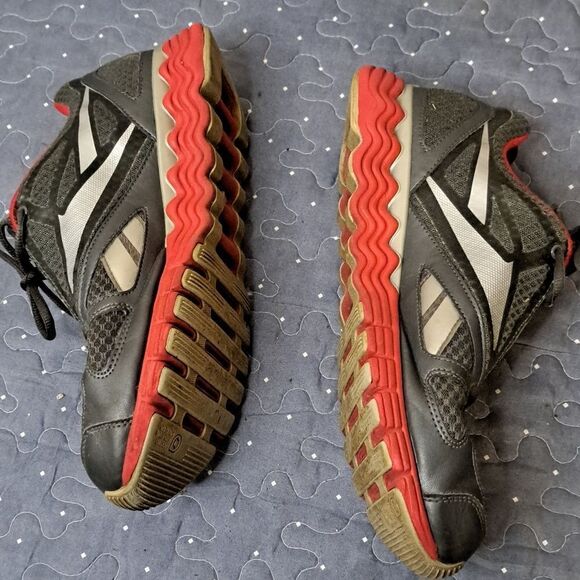 Reebok gray and red shoes size 9 - Picture 2 of 5